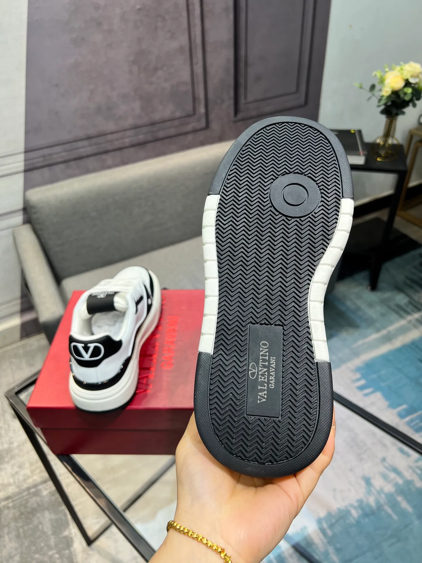 Men's men's shoes 💰660 𝑽𝒂𝒍𝒆𝒏𝒕𝒊𝒏𝒐 Valentino 𝑶𝒏𝒆𝑺𝒕𝒖𝒅 Couple's sneaker series Valentino 2025 latest couple's sneakers, celebrity style, hot sale. The original ZP was purchased and dismantled. Repeated pattern making and modification. I strive to restore the original version 1:1! Top luxury masterpiece, soft and comfortable, combining fashion and leisure, bringing excellent elegant texture and excellent on-foot comfort. Top purchase version upper: imported calfskin surface/original oil edge craftsmanship. Inner: water-dyed cowhide lining. Outsole: original development 𝐓𝐏𝐔 two-color combination outsole. Packaging: original configuration complete package. Code number: 35-44 yards. 34.45 can be customized. Can be customized (self-labeled-no label) order.